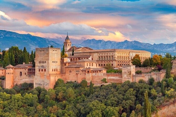 Dans quelle ville se situe l’Alhambra, monument à l’architecture islamique ?
