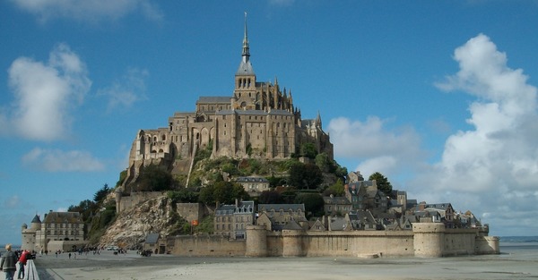 De quand date le premier édifice religieux construit sur le Mont-Saint-Michel ?