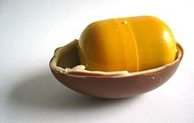 Dans cet œuf, qu'y a-t-il en général dedans la boîte jaune ?