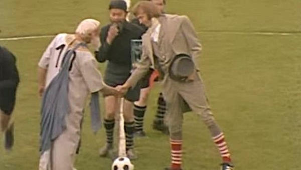 Dans un sketch des Monty Python de 1972, de quelles nationalités sont les philosophes qui s’affrontent sur une pelouse de football ?