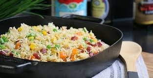 Quel ingrédient ne trouve-t-on généralement pas dans un riz cantonnais ?