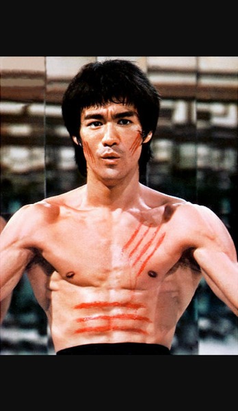 Bruce Lee est né à ... et il est mort à ...