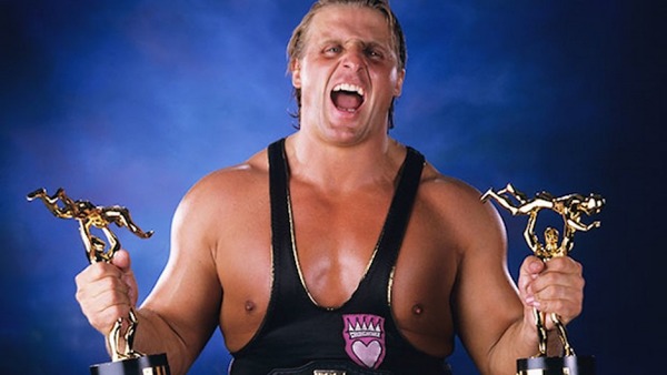 Ce catcheur de la WWF est mort à 34 ans en 1999 en faisant une chute mortelle en rappel en voulant rejoindre le ring, qui était-ce ?