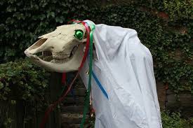 Une coutume de Noël au Pays de Galles, consiste à frapper à la porte des habitants en brandissant un bâton, surmonté d'un crâne de cheval drapé dans un linge blanc, muni de rubans.C'est le ....