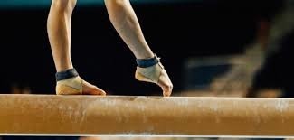 Quelle est la largeur d'une poutre de gymnastique ?