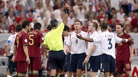 Lors d'un quart de finale du Mondial 2006, de quel joueur anglais Cristiano Ronaldo a-t-il appuyé l'expulsion ?