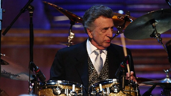 D.J. Fontana est connu pour avoir été le premier batteur de...