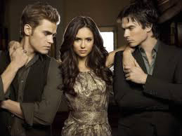 Qui forme le triangle amoureux avec Elena ?
