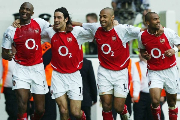 En 2004, comment surnomme-t-on l'équipe d'Arsenal qui finit le Championnat invaincue ?