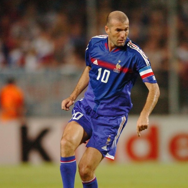 Contre quelle équipe Zinédine Zidane a-t-il inscrit 2 buts dans les dernières minutes lors du premier match des Bleus à l'Euro 2004 ?