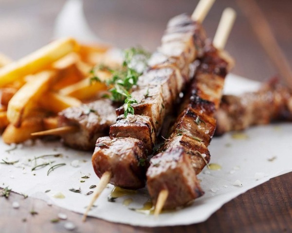 Quel est le nom de ces célèbres brochettes grillées ?