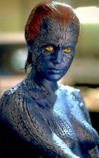 Elle joue le rôle de Mystique dans la saga X-Men
