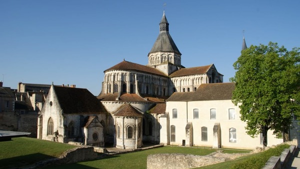 À quel courant architectural peut-on rattacher le prieuré de la Charité-sur-Loire ?