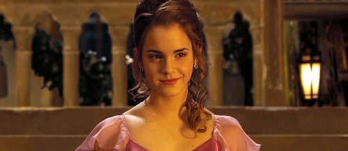Kivel ment Hermione a Harry Potter 4. részében a bálba ?