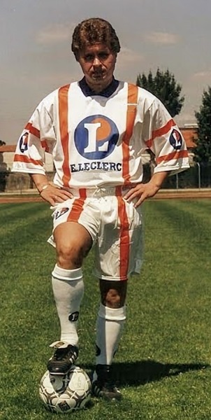 Transfert sensation de l'été 1990, l'international soviétique Aleksandr Zavarov arrive à Nancy mais terminera sa carrière dans un club amateur de l'Est de la France. Lequel ?