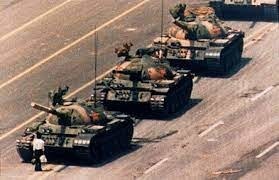 L'image de ce manifestant chinois face à une colonne de chars symbolise le courage et la force de la non-violence face à la répression armée... De quand date cette photographie ?