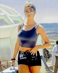 Quel est le nom du personnage interprété par Denise Richards dans "Le Monde ne suffit pas" ?