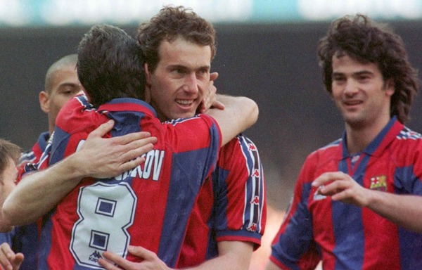 En 1996, il rejoint le FC Barcelone et remporte la finale de la Coupe des Coupes contre le PSG en fin de saison. Lors de cette finale, il est titulaire.