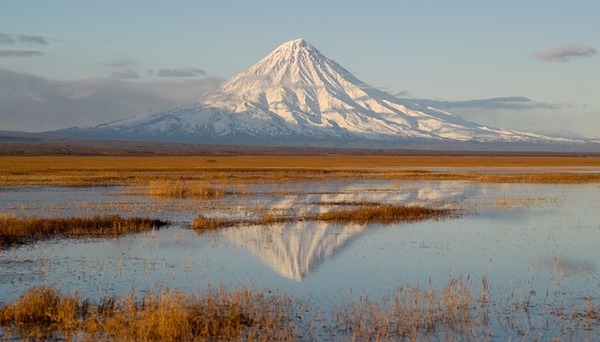 2. Voici la terre sauvage par excellence. Quel est ce volcan au cône quasi-parfait, emblème du Kamtchatka, péninsule de l'Extrême-Orient russe ?