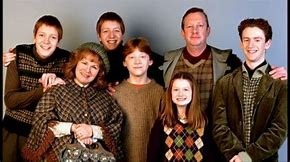 Dans quel ordre Ron, Hermione et Molley sorte la tête ?