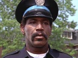 Le géant Bubba Smith dans ce rôle inoubliable dans la saga "Police Academy" ?