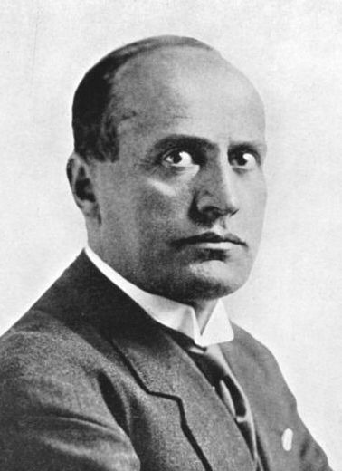 Fondateur du fascisme, il a été couramment désigné par le terme "Duce" :