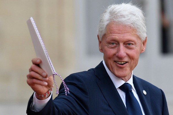 Bill Clinton a été élu président à combien de reprise ?