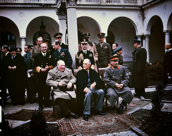 En février 1945, Staline, Churchill et Roosevelt se réunissent lors de la célèbre conférence de...