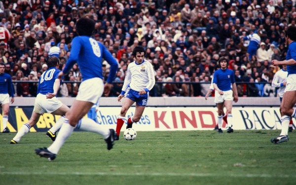 En 1978 lors d'un match amical contre l' Italie, il inscrit ....