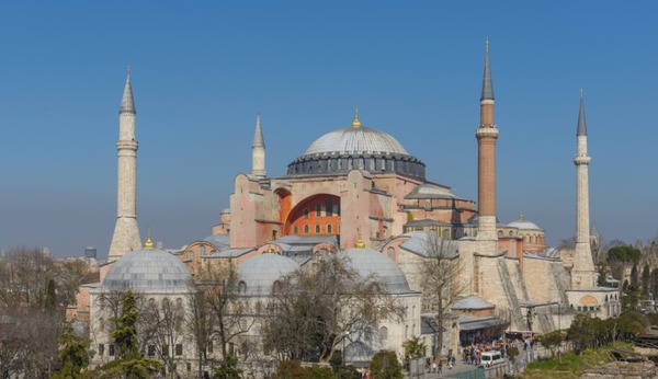 Quel est le deuxième nom que la ville d'Istanbul a porté durant son histoire ?