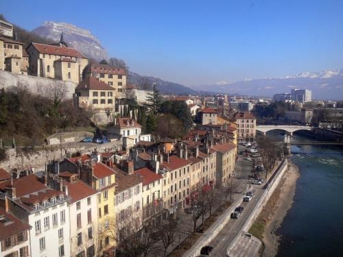 Quel est le surnom donné à la ville de Grenoble, en France ?