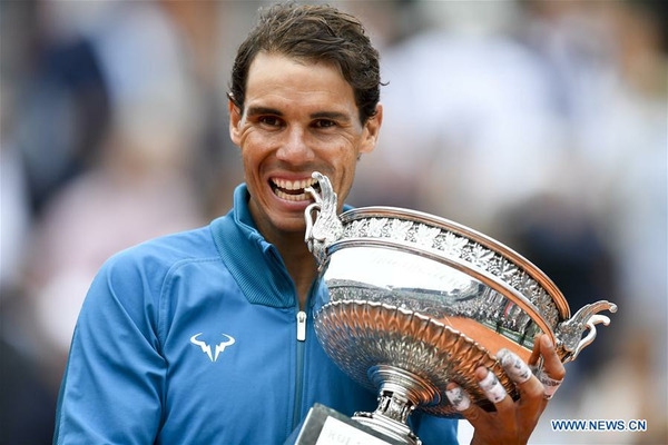 En Tennis, Rafael Nadal remporte son habituel tournoi de Roland Garros pour la...