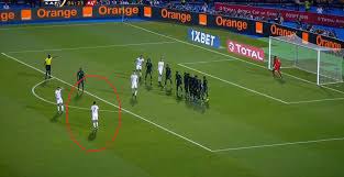 Qui marque sur ce coup franc dans le match Algerie/Nigeria ?