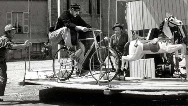 Film de Jacques Tati, des forains s'installent dans une petite ville, cela fait de l'animation.