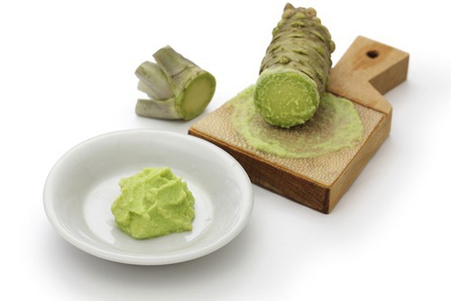Le wasabi comme la moutarde, contient une substance soufrée qui, quand elle est écrasée, devient piquante. Elle dégage alors une molécule aromatique très volatile qui "monte au nez" ! Il s'agit de :