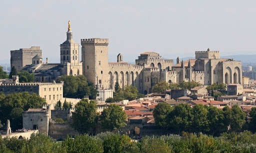 Voici le palais des papes d’Avignon, qui fut le siège de la Chrétienté au…