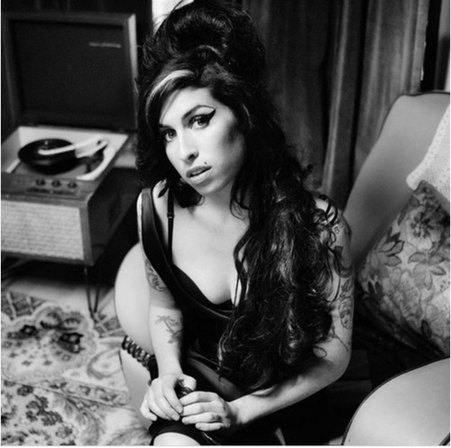 À quel âge la célèbre chanteuse Amy Winehouse est-elle décédée ?