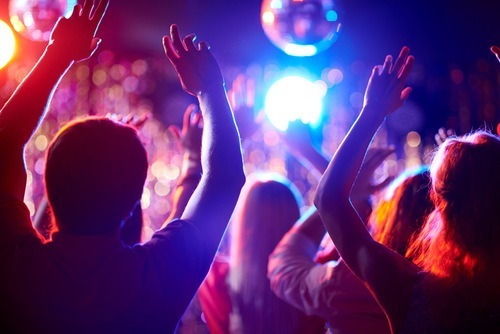 Quel est le pourcentage de jeunes de moins de 25 ans dans les clubs et discothèques en France ?