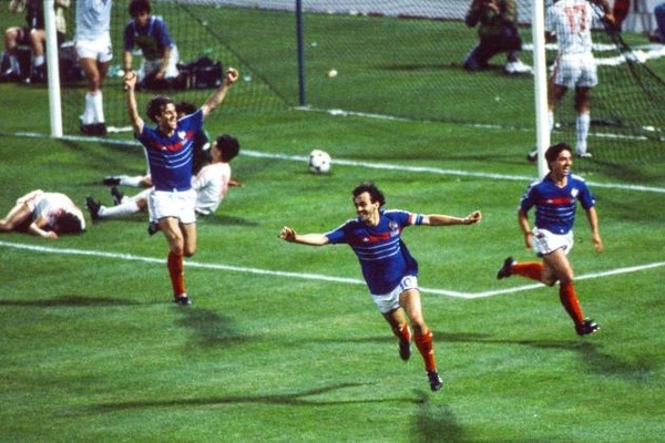Michel Platini inscrit donc le 3e but français. Il s'agit de son premier but dans cette compétition.