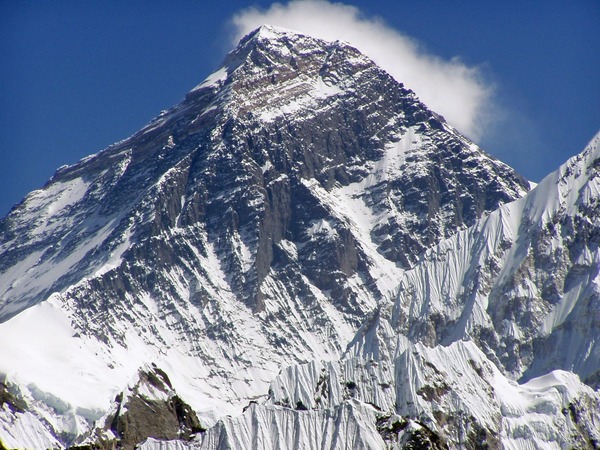 V jakém pohoří se nachází nejvyšší hora Mount Everest ?