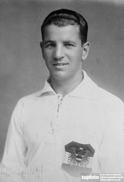 Avec 28 sélections entre 1927 et 1934, cet attaquant a inscrit 27 buts pour la Wunderteam. Il s'agit de ?