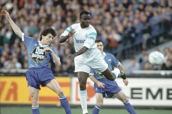 Quand il débarque à Marseille en 1990, qui est l'entraineur olympien en début de saison ?