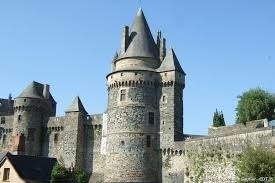 Quelles tours coiffées de toitures coniques sont caractéristiques du château médiéval ?