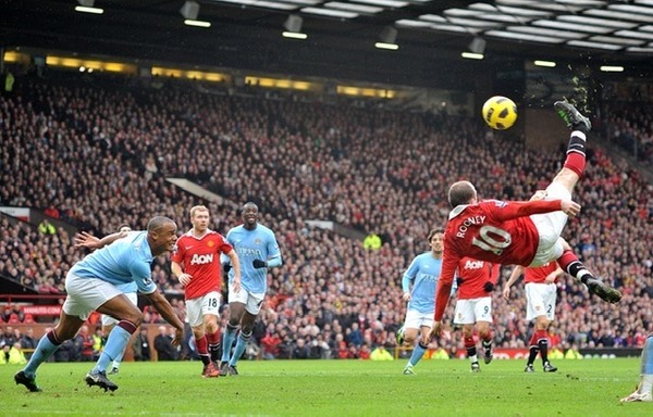 Qui est le passeur sur le magnifique ciseau acrobatique de Wayne Rooney contre Manchester City en février 2011 ?
