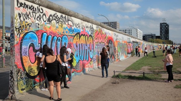 Le mur de Berlin est tombé, réunissant ainsi la partie Ouest à la partie Est du pays. Quand cela s'est-il produit ?
