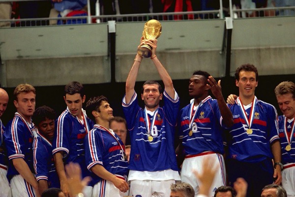 Le 12 juillet 1998, sur quel score l'équipe de France bat-elle le Brésil en finale de Coupe du Monde de Football ?