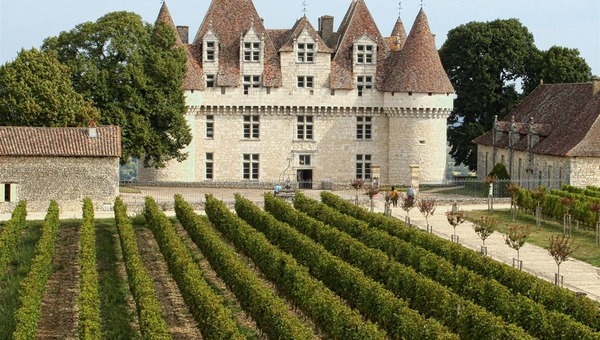 Quel château est entouré d'un vignoble réputé, face à Bergerac ?