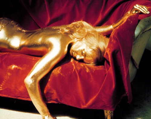 Shirley Eaton serait morte sur le tournage de "Goldfinger", asphyxiée par la peinture dont elle était recouverte.