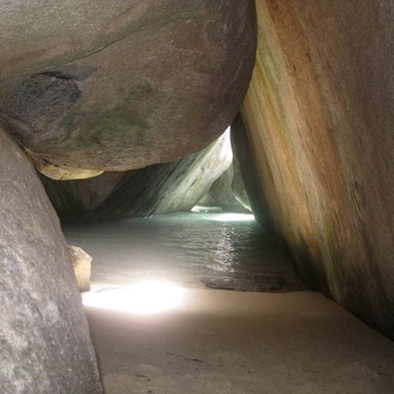 Les immenses blocs de granit qui entourent les plages The Baths dans les îles Vierges britanniques résultent des volcans.