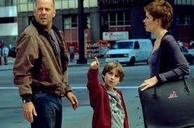 Dans ce film, Bruce Willis policier doit veiller à la protection de cet enfant (Simon) autiste ?